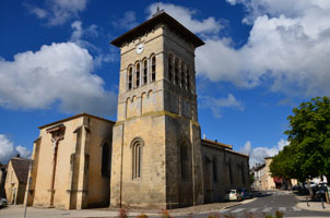 L'église et son clocher roman remanié au 19e siècle