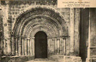 Le porche de l'église, 12e siècle. Carte postale, vers 1920