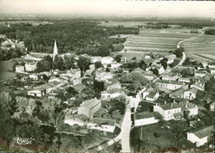 Vue du village dans les années 1960 avec ses toits à motifs. Coll. particulière.